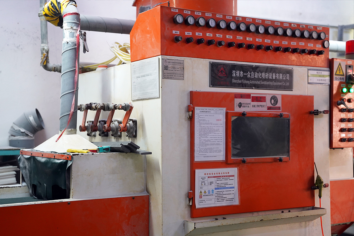 Automatic sandblasting equipment